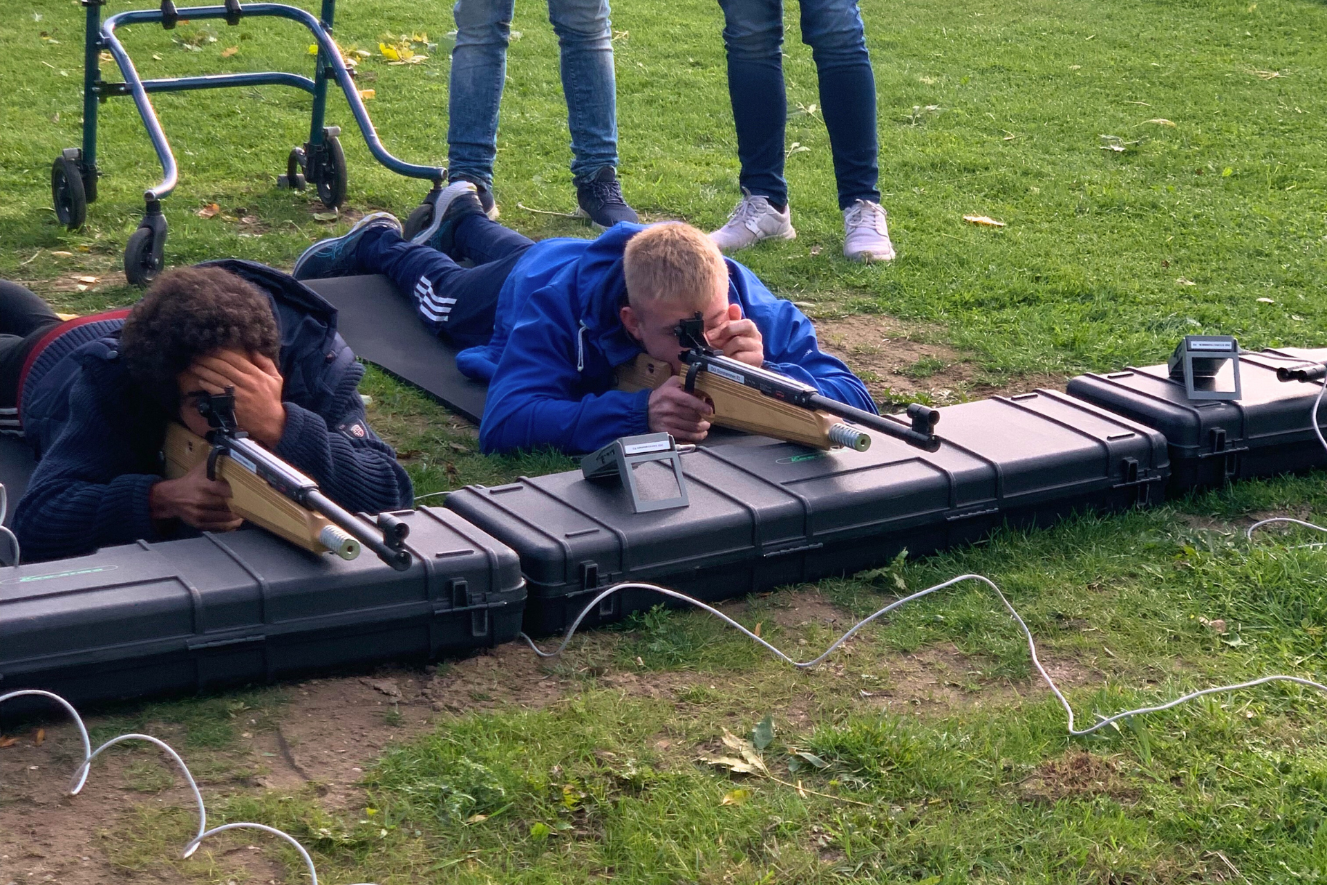 Personer ligger og skyder på en udendørsbane