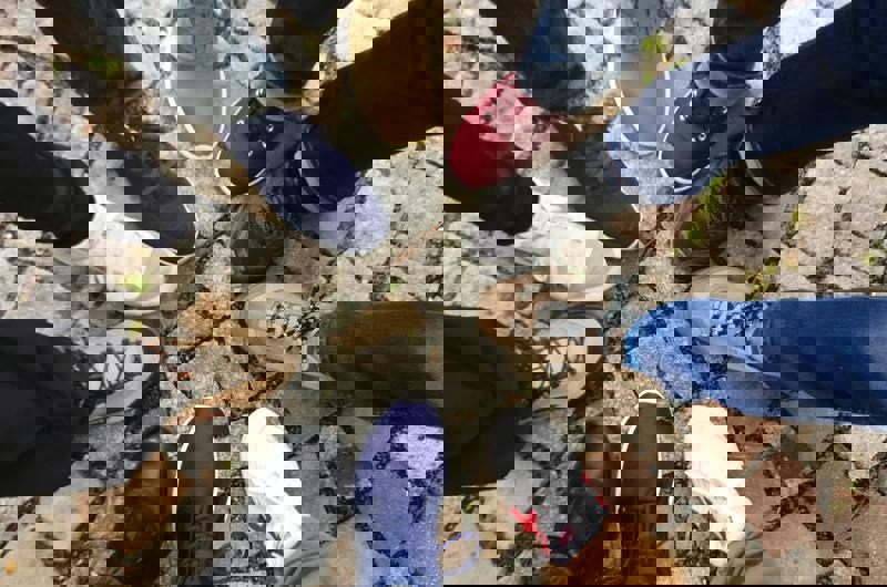 Fødder mødes i en kreds