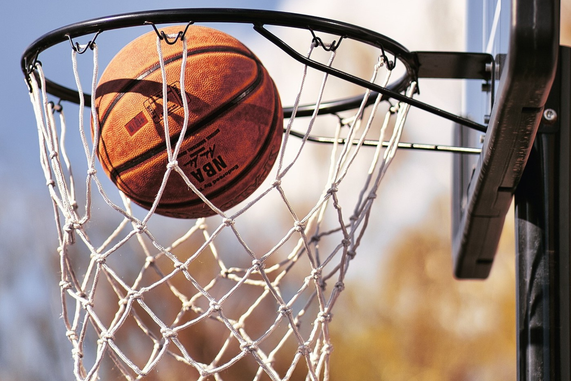 Basketball når i mål