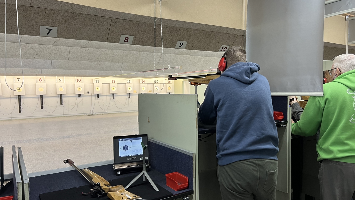 Skydning mod skiver på en skydebane.