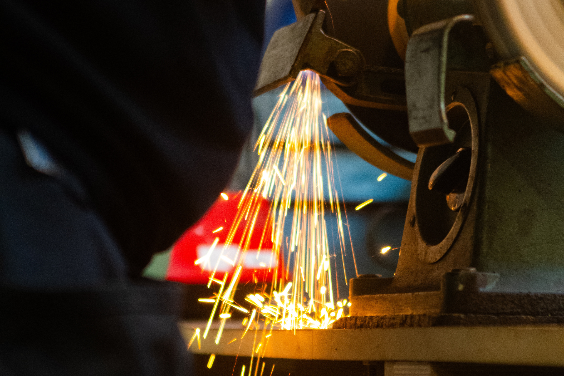 En bænksliber i brug, så gnisterne ses.